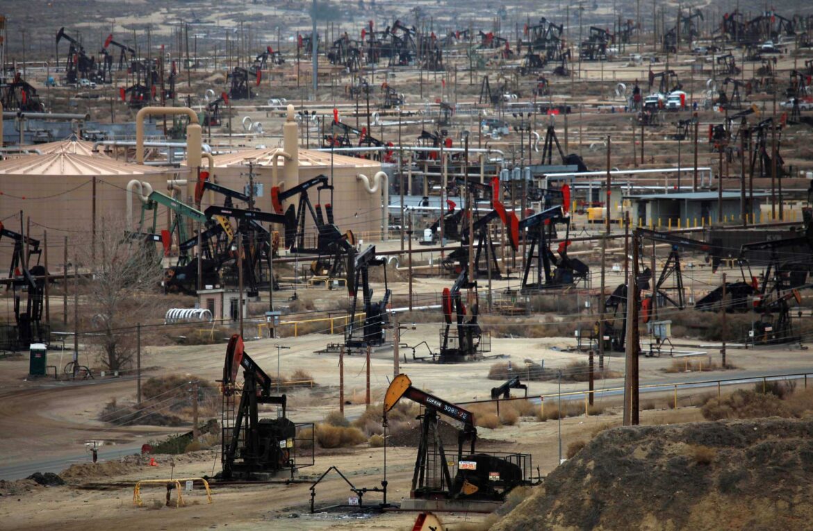 No início dos anos 2000, o xisto dos EUA se tornou a principal fonte de crescimento global de produção de petróleo.