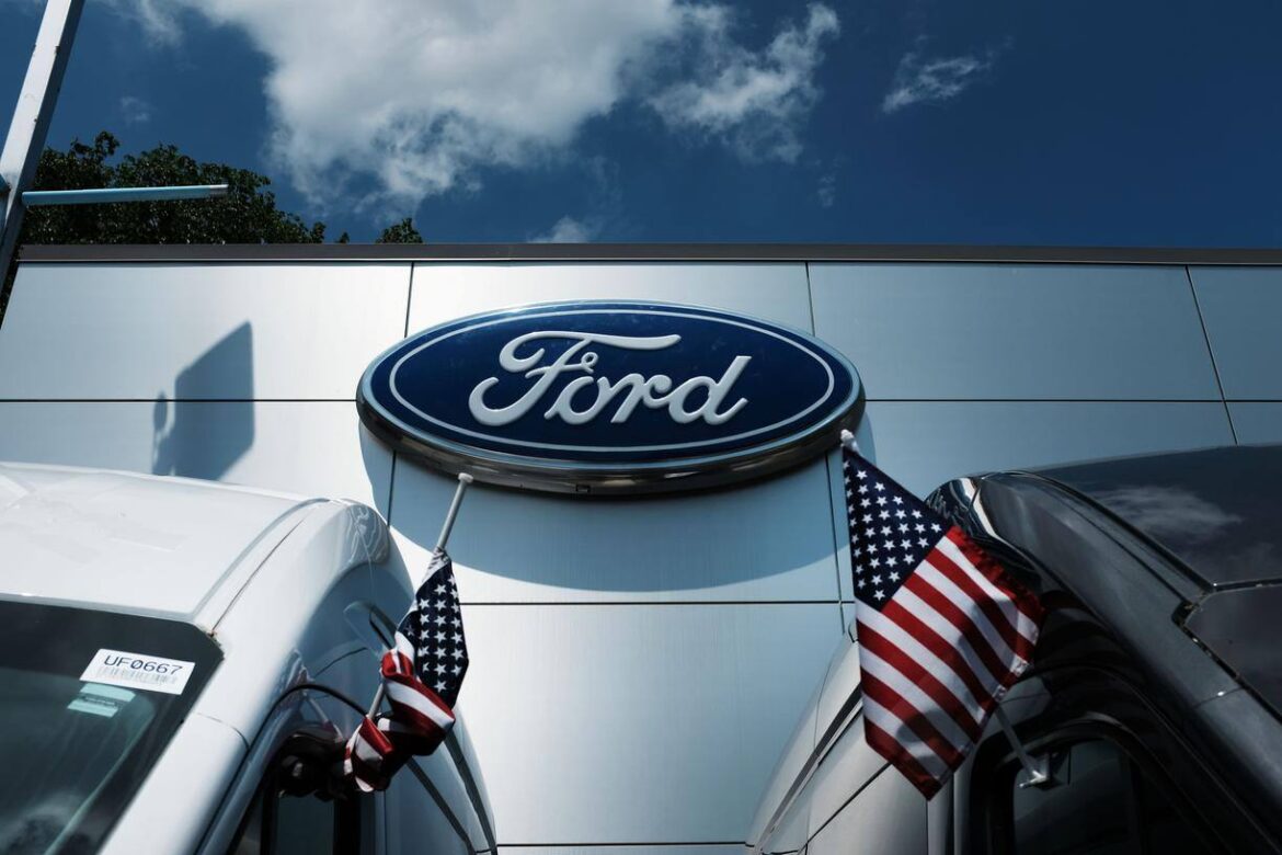 As demissões em massa anunciadas pela Ford em meio à greve do sindicato são um sinal claro das tensões entre as montadoras e os trabalhadores.