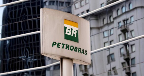 A Petrobras está determinada a desempenhar um papel crucial no desenvolvimento nacional, criando empregos e promovendo mudanças fundamentais.