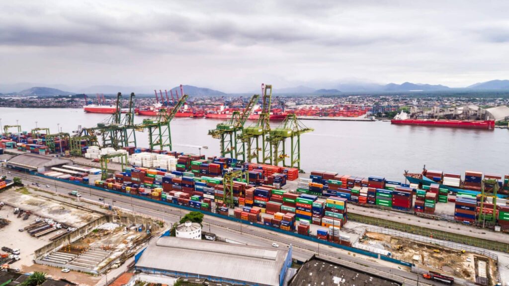 Os R$ 15 bilhões de investimento abrangem várias frentes da infraestrutura do Porto de Santos, visando reforçar a sua importância para o país.