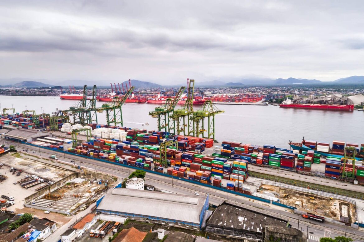 Os R$ 15 bilhões de investimento abrangem várias frentes da infraestrutura do Porto de Santos, visando reforçar a sua importância para o país.