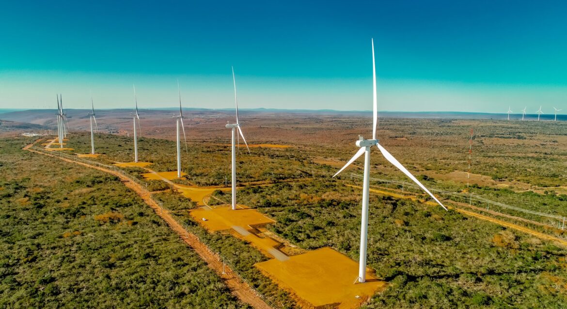 Essa iniciativa é o 2º grande projeto de energia renovável da Amazon no Brasil, seguindo os passos de um parque solar anunciado em 2022.