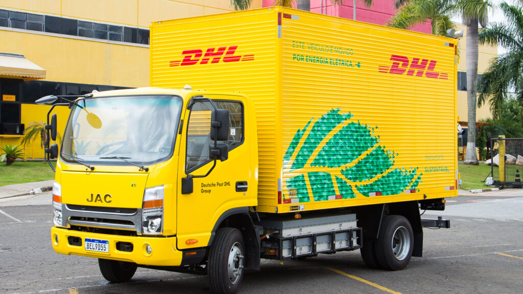 A DHL não apenas visa estabelecer um novo padrão no setor, mas também está convidando clientes a se unirem a essa iniciativa.