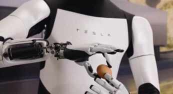 Robô humanoide da Tesla de Elon Musk dança ao carregar bandeja de ovos e promete mudar a logística mundial