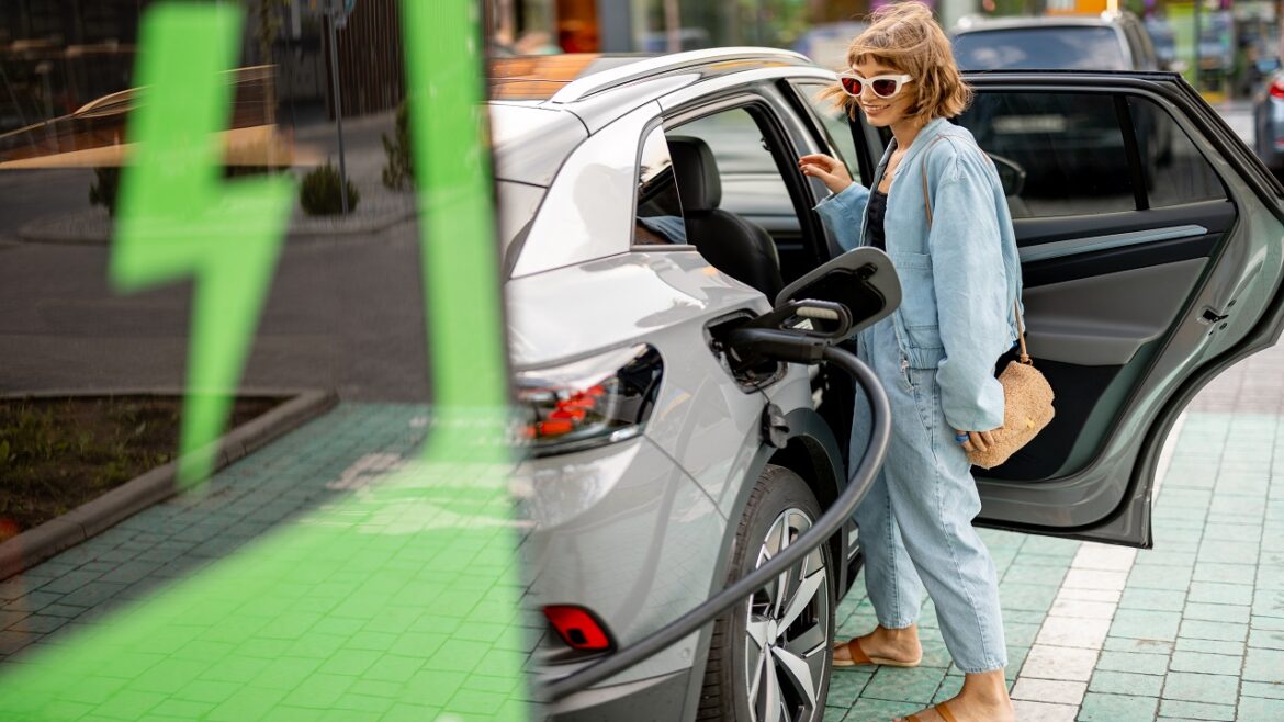 Veículos elétricos e o mercado brasileiro - País emplacou mais de 30 mil carros em 2023, crescendo 58% em relação à 2022