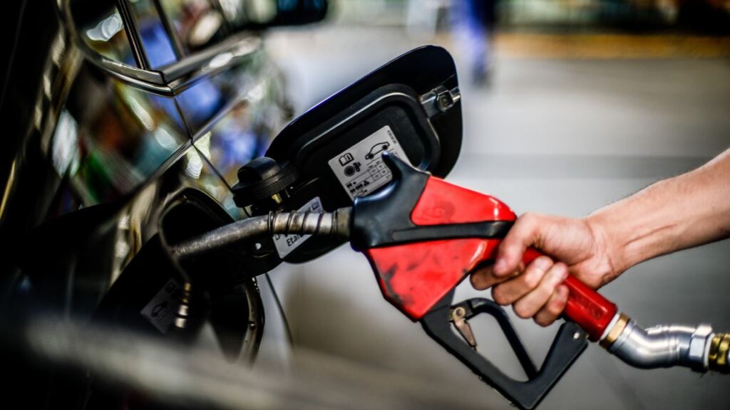 O preço médio do diesel A nos postos pode alcançar a marca de R$ 5,92 por litro, segundo dados da ANP para a semana de 26/11 a 02/12/2023.