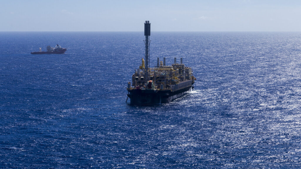 Apesar do sucesso no leilão, a concentração de tantos blocos nas mãos de uma empresa novata no setor de exploração de petróleo gera preocupações no mercado.