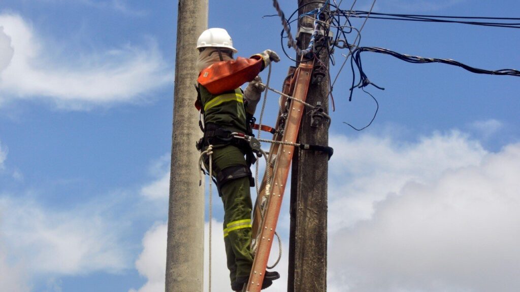 Além das vagas de emprego, a Neoenergia Pernambuco está oferecendo descontos e parcelamentos para clientes com débitos na conta de luz.