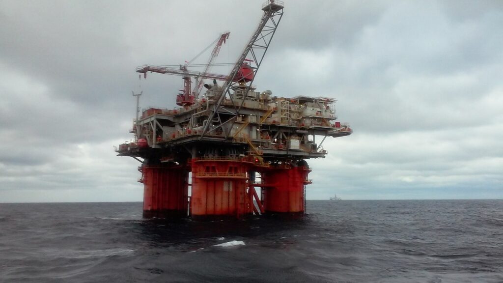 O objetivo é integrar tecnologia e inovação para promover práticas mais sustentáveis na exploração de petróleo.