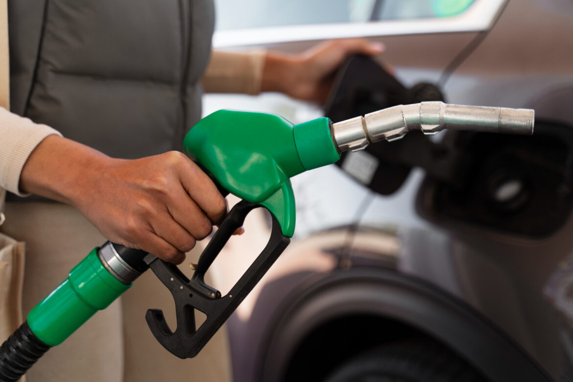 A partir desta data, o preço médio do diesel A será reduzido em R$ 0,30 por litro, fixando-se em R$ 3,48 por litro para as distribuidoras.