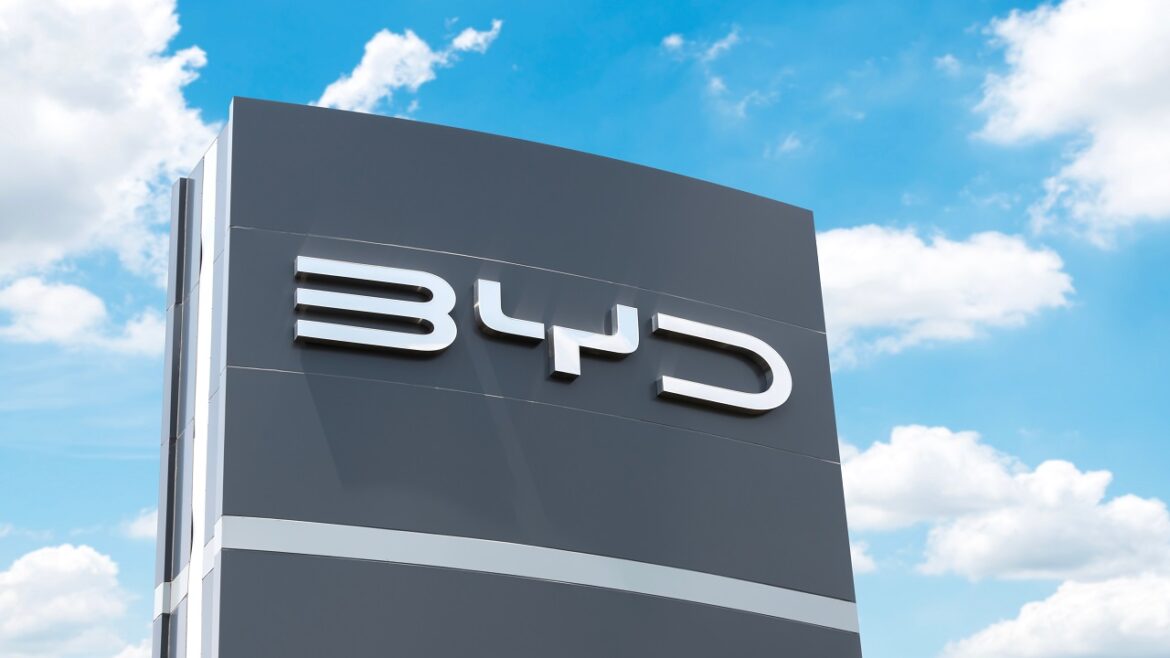 BYD derruba Tesla do trono e se torna a maior fabricante de veículos elétricos do mundo