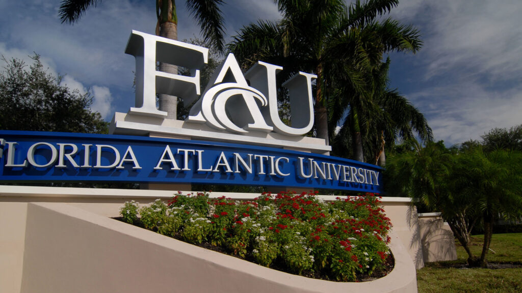 A Florida Atlantic University destaca-se não apenas pelos cursos oferecidos, mas também por proporcionar experiências práticas.