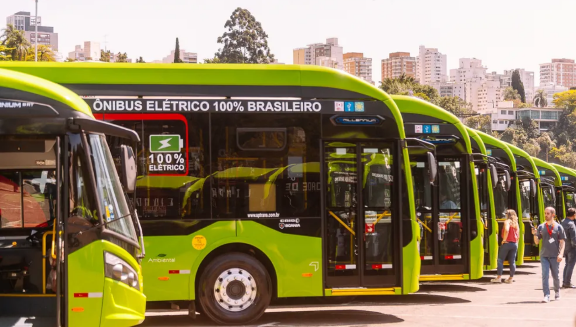 A Prefeitura espera comprar entre 1 mil e 1,3 mil ônibus elétricos, que representam cerca de 10% dos 13 mil ônibus que circulam na cidade.
