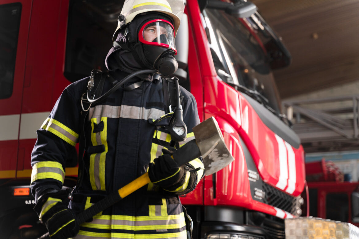 Para participar do concurso do Corpo de Bombeiros 2024, é necessário possuir ensino médio completo e ter no máximo 32 anos.