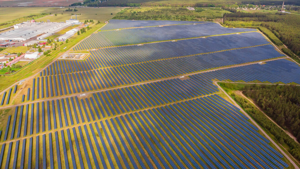 Projeto de energia solar no agronegócio é uma resposta promissora para os desafios na busca por fontes renováveis e otimização do uso do solo.