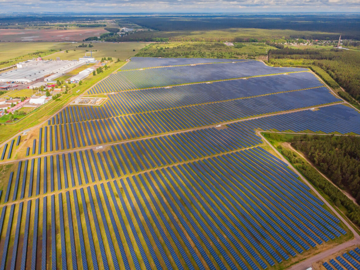 Projeto de energia solar no agronegócio é uma resposta promissora para os desafios na busca por fontes renováveis e otimização do uso do solo.