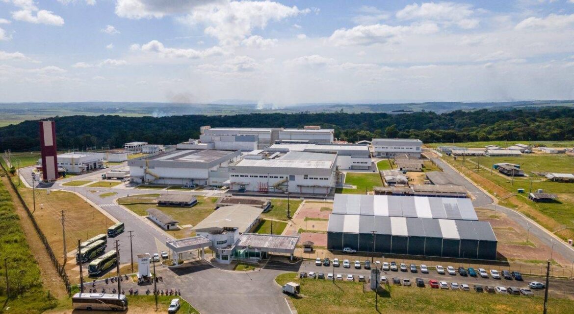 Esse novo investimento na fábrica faz parte do Novo PAC, que destinará cerca de R$ 900 milhões para finalizar a construção da maior produtora de medicamentos hemoderivados da América Latina.