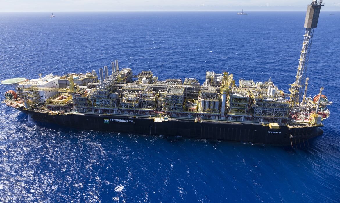 O projeto da Petrobras e Seatrium destaca-se por sua redução de 30% na emissão de gases de efeito estufa por barril de óleo produzido.
