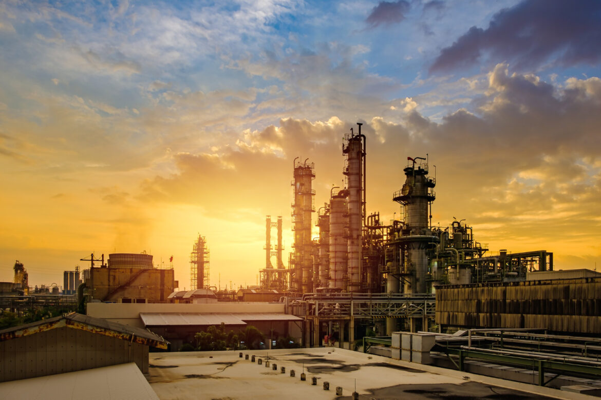 A refinaria possui uma capacidade de processamento de 69 milhões de litros de petróleo por dia, equivalente a 434 mil barris.