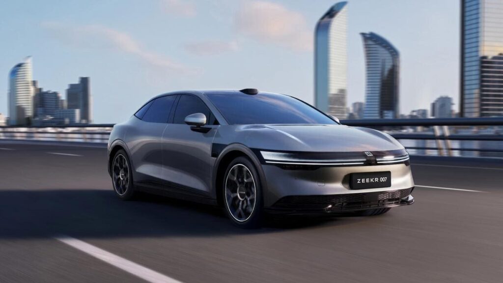 Além da inovação na recarga, o carro elétrico Zeekr 007 oferece mais opções de motorização para os consumidores.