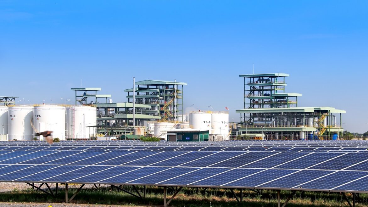 Empresa de Goiás lança projeto híbrido de energia, o maior do Brasil, combinando energia solar e diesel