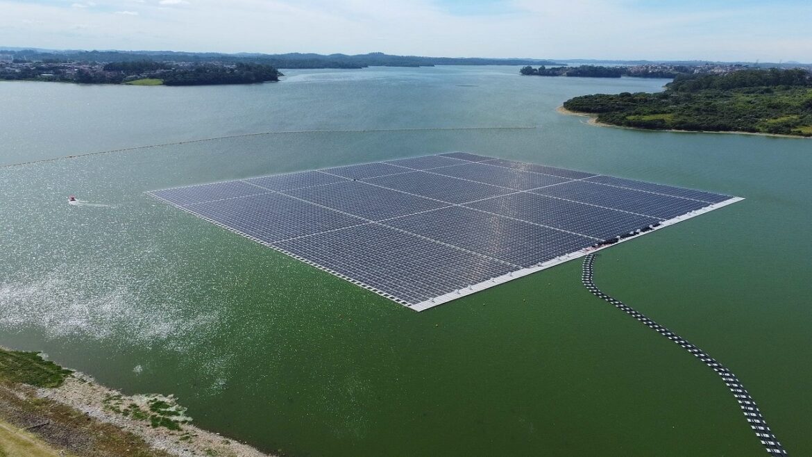 Obras da maior usina solar flutuante do Brasil estão chegando ao fim, representando o início de uma nova era de energia