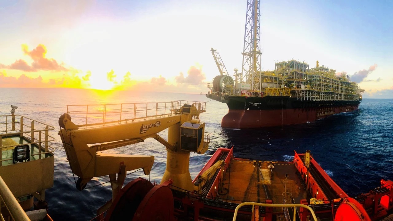 Petroleira chinesa CNOOC adquire meio milhão de barris de petróleo do pré-sal brasileiro pela primeira vez!