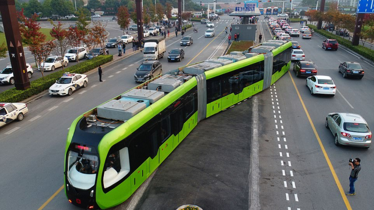 A China deu um passo monumental no campo da mobilidade urbana com o lançamento do primeiro trem sem trilhos do mundo.