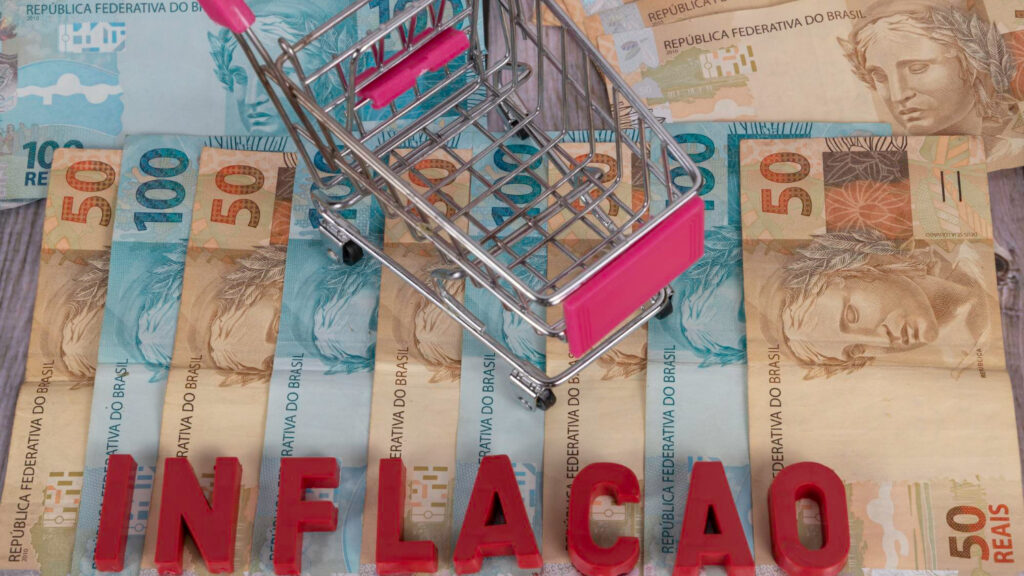 A inflação é um conceito econômico que descreve o aumento geral e contínuo dos preços dos bens e serviços em uma economia ao longo do tempo.