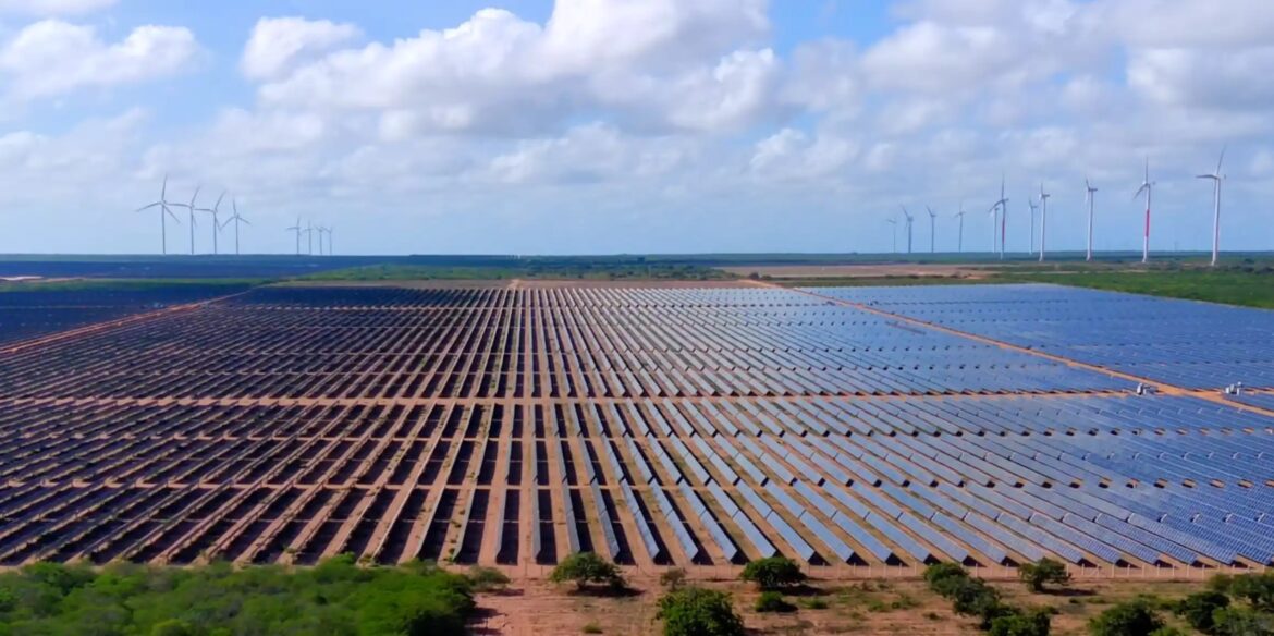 Do tamanho de uma cidade! Bilionário indiano cria o maior parque de energia solar e eólica da história