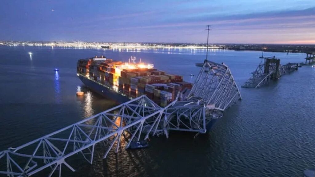Navio porta-contêineres DALI atinge ponte em Baltimore e causa desabamento