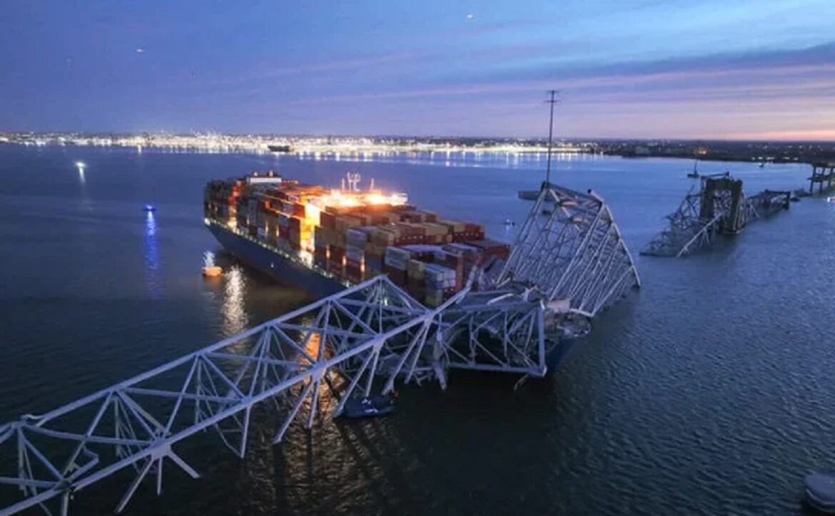 Navio porta-contêineres DALI atinge ponte em Baltimore e causa desabamento