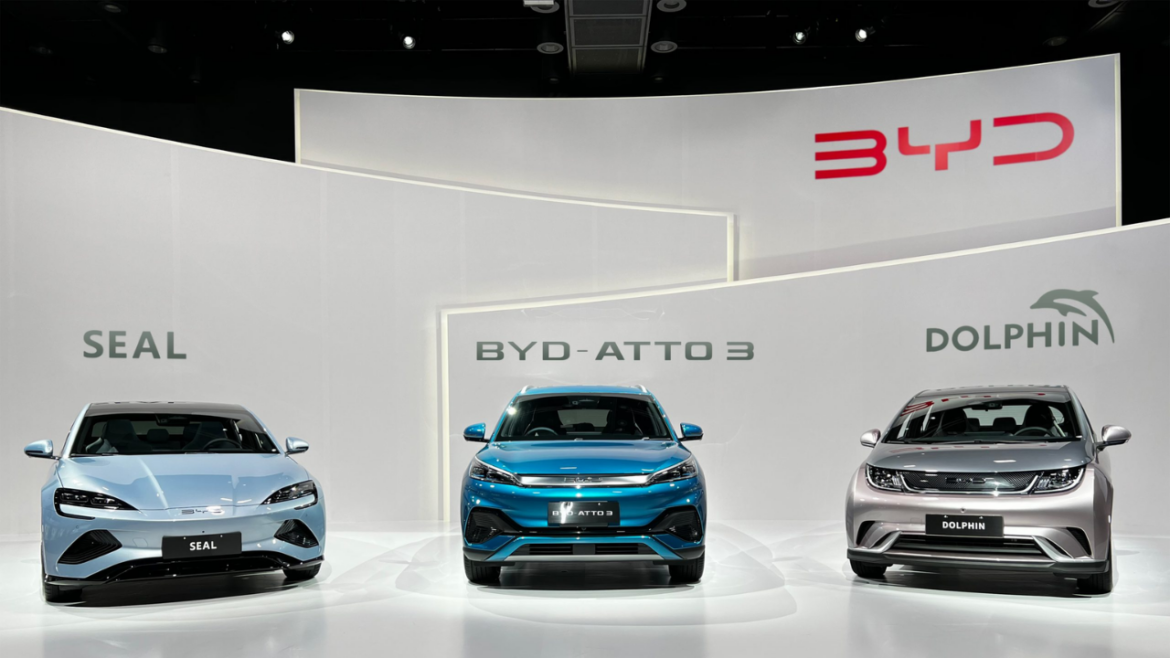 BYD supera Tesla no mercado global de carros elétricos, impulsionada por preços acessíveis e tecnologia de ponta.