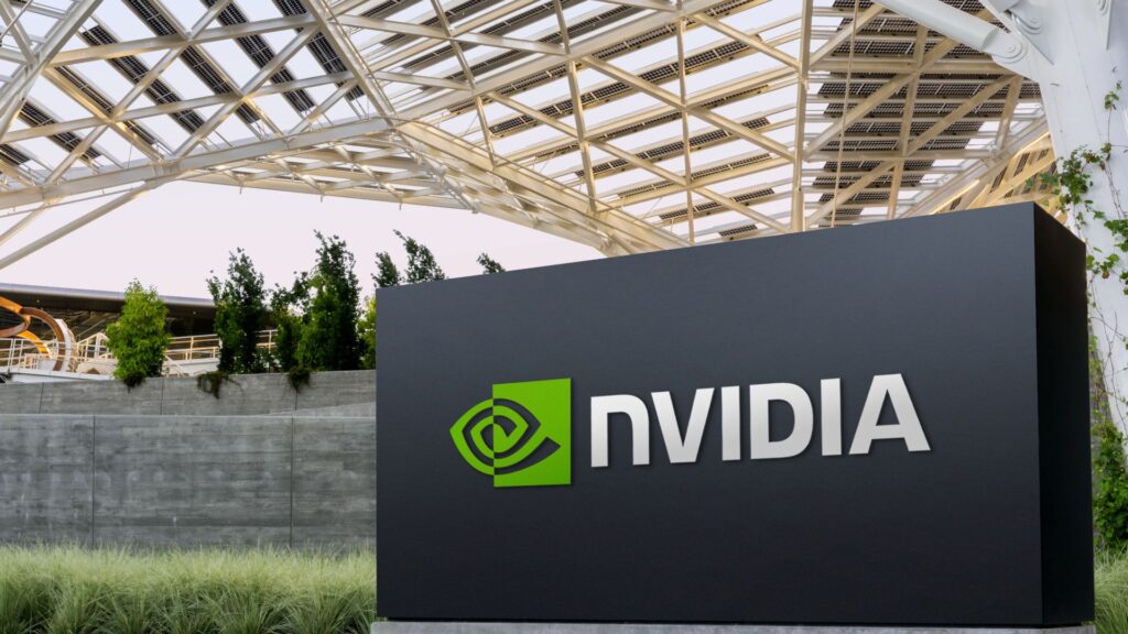 Huang argumenta que a missão da Nvidia é criar tecnologia que torne a programação desnecessária, sendo a IA a chave para simplificar a tarefa