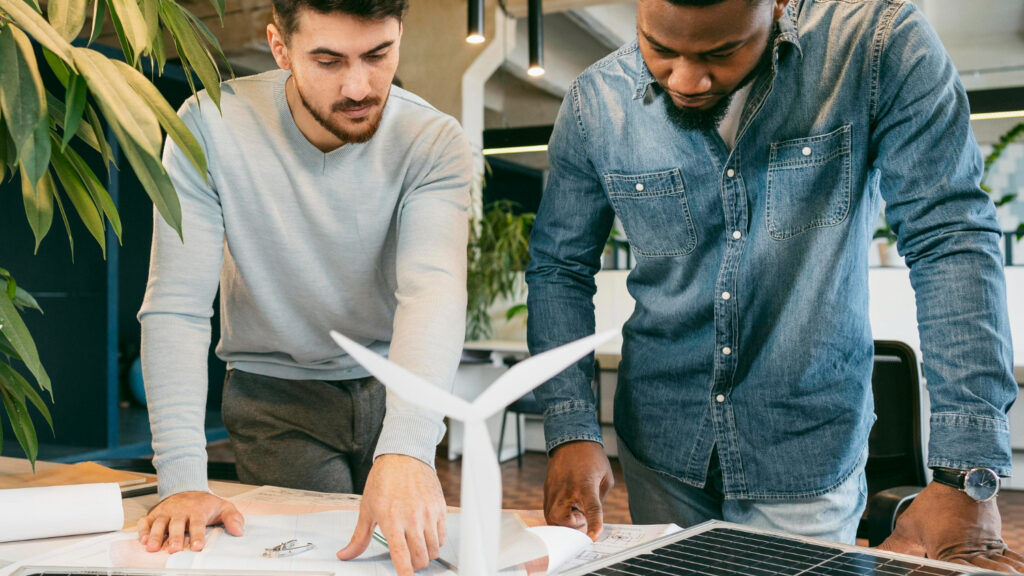 São diversas vagas de emprego abertas na Elera Renováveis para profissionais do setor energético, com e sem experiência.