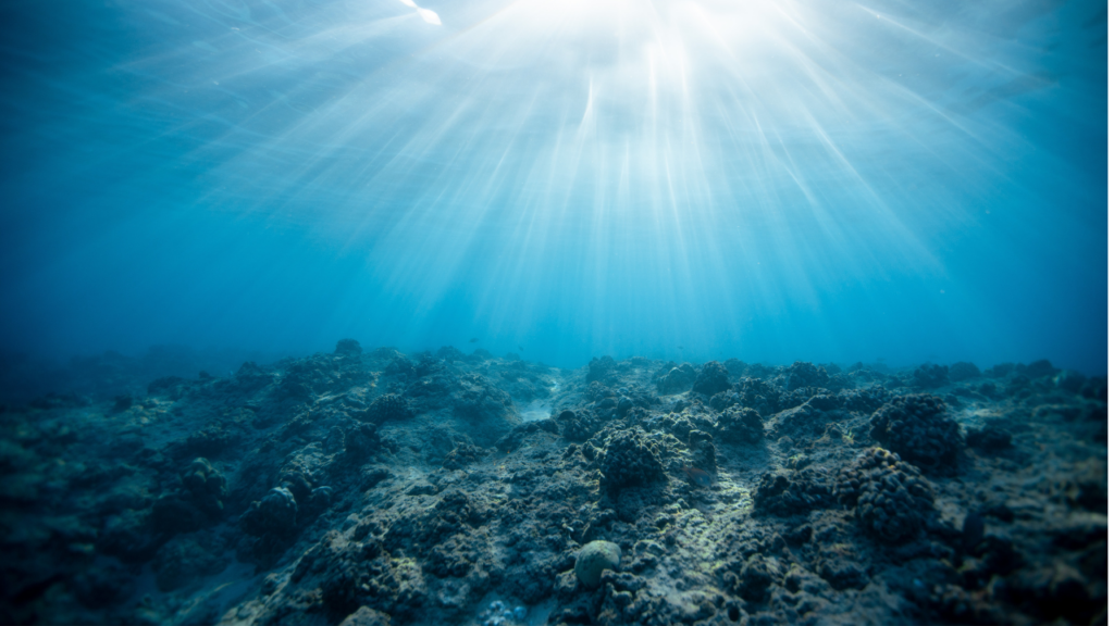 Pesquisadores da Universidade Northwestern descobriram um vasto oceano subterrâneo a 700 km abaixo da superfície da Terra, desafiando teorias anteriores.