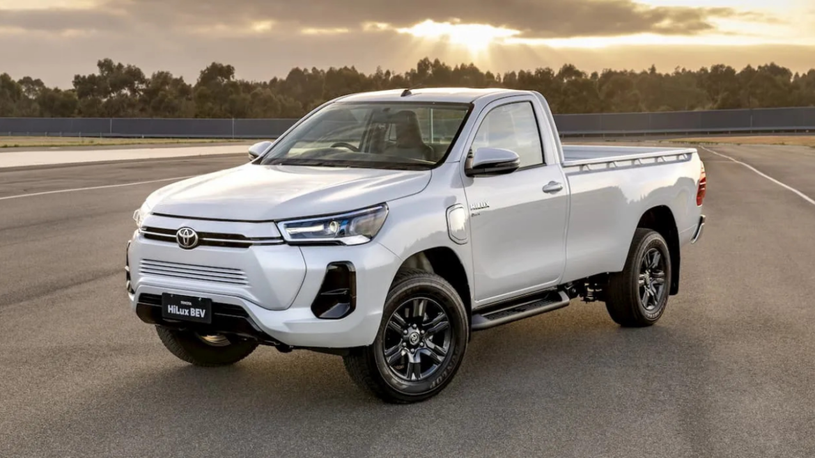 Toyota anuncia lançamento da Hilux elétrica até 2025, consolidando sua posição na indústria automotiva com o modelo a bateria.