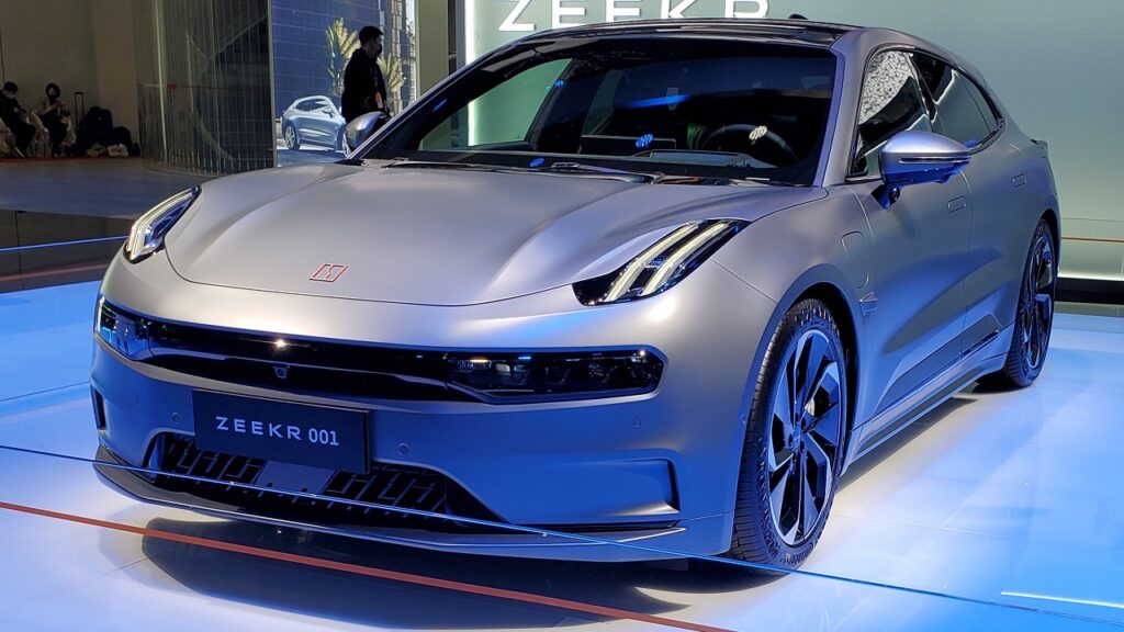 Chinesa Zeekr anuncia carro elétrico com 473 km de autonomia capaz de recarregar em apenas 11 minutos