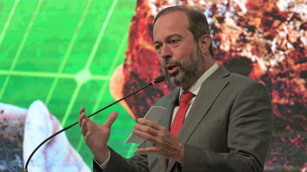 Alexandre Silveira, Ministro de Minas e Energia, reforçou a necessidade de exploração de urânio para o setor de energia nuclear nacional.