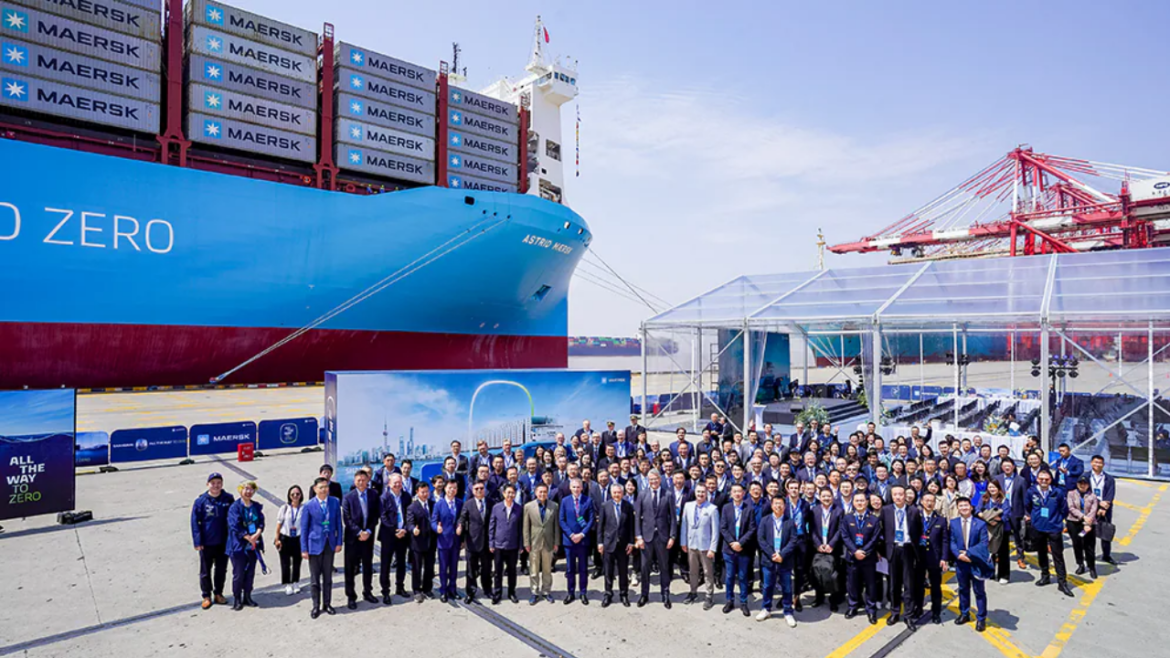 Maersk avança rumo ao Net Zero com lançamento do "Astrid Maersk", seu segundo navio porta-contêiner movido a metanol, em Yokohama.