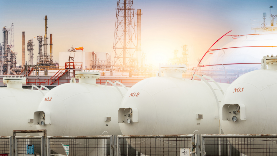 ADNOC Gas anuncia investimento de US$ 13 bilhões até 2029 em projetos de gás natural para expandir atuação no mercado global.