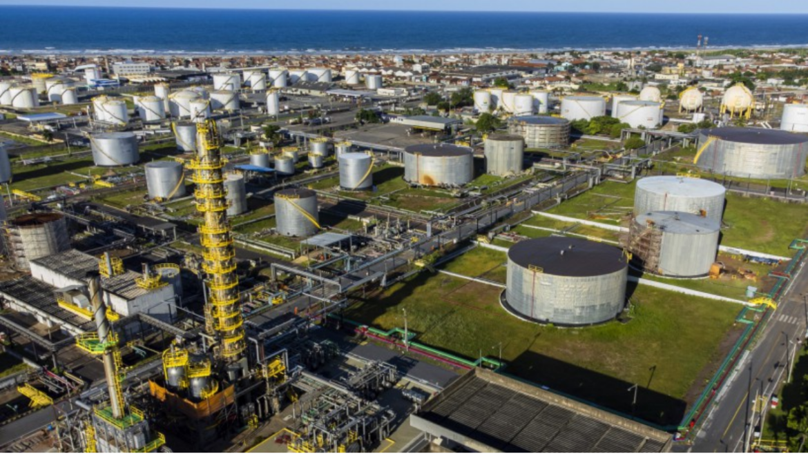 Petrobras investe em sustentabilidade na refinaria Lubnor, Ceará, buscando reduzir emissões de carbono com projeto de descarbonização.