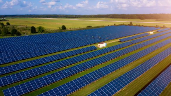 A usina solar em Minas Gerais, com uma capacidade de 142 MW, representa um investimento significativo no setor de energia renovável.