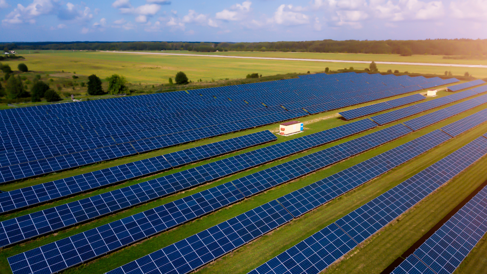 A usina solar em Minas Gerais, com uma capacidade de 142 MW, representa um investimento significativo no setor de energia renovável.