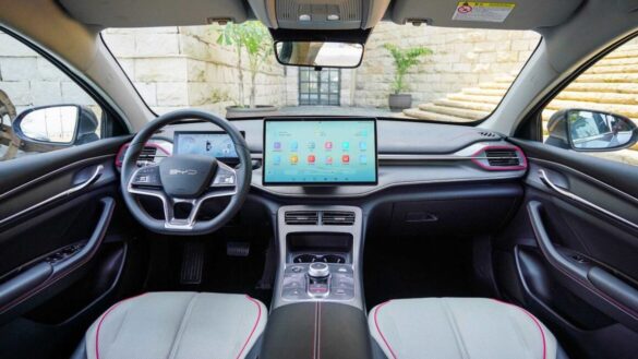BYD King entrega 1.200 km de autonomia e chega ao mercado brasileiro para competir com o Toyota Corolla