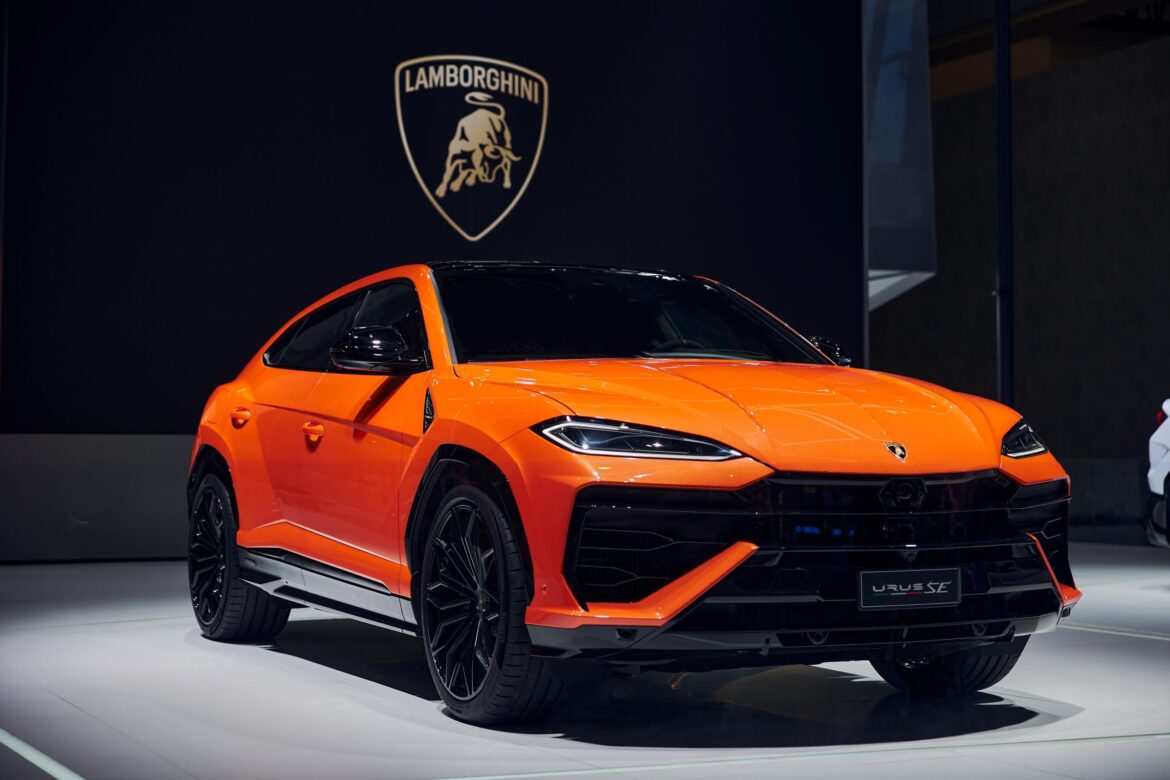 A Lamborghini Urus SE oferece uma potência combinada de 800 cv, estabelecendo novos padrões de desempenho para SUVs.