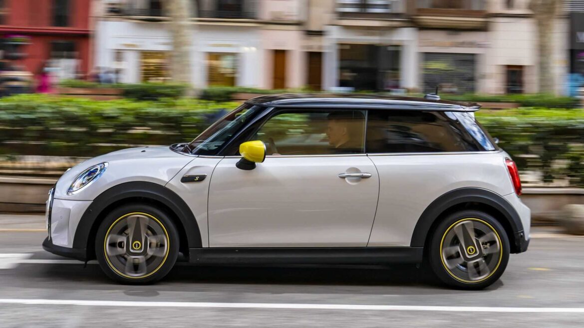 Mini Cooper SE elétrico ganha desconto inédito de R$ 58 mil e passa a ser vendido com opção de financiamento com taxa zero