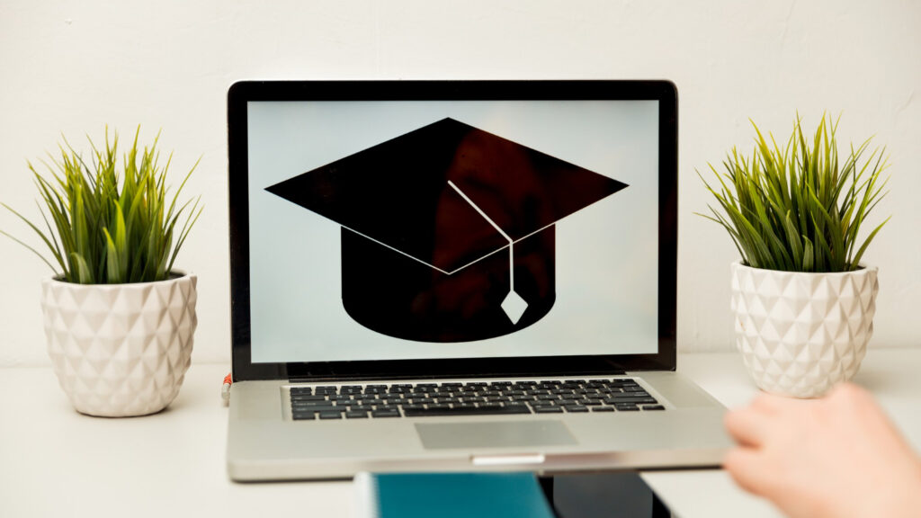 As instituições estão ofertando diversos cursos de graduação nas modalidades de licenciatura, tecnólogo e bacharelado.