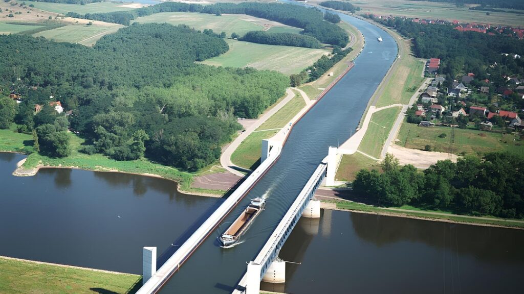 Alemanha constrói a maior e mais cara ponte aquífera do mundo, uma maravilha do século XXI. A ponte permite que embarcações atravessem o rio Elba sem enfrentar variações de nível!