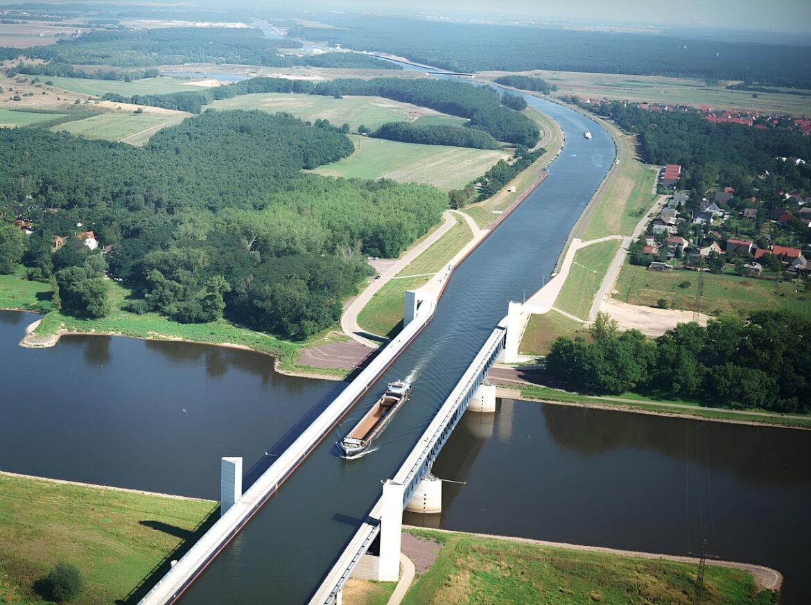 Alemanha constrói a maior e mais cara ponte aquífera do mundo, uma maravilha do século XXI. A ponte permite que embarcações atravessem o rio Elba sem enfrentar variações de nível!